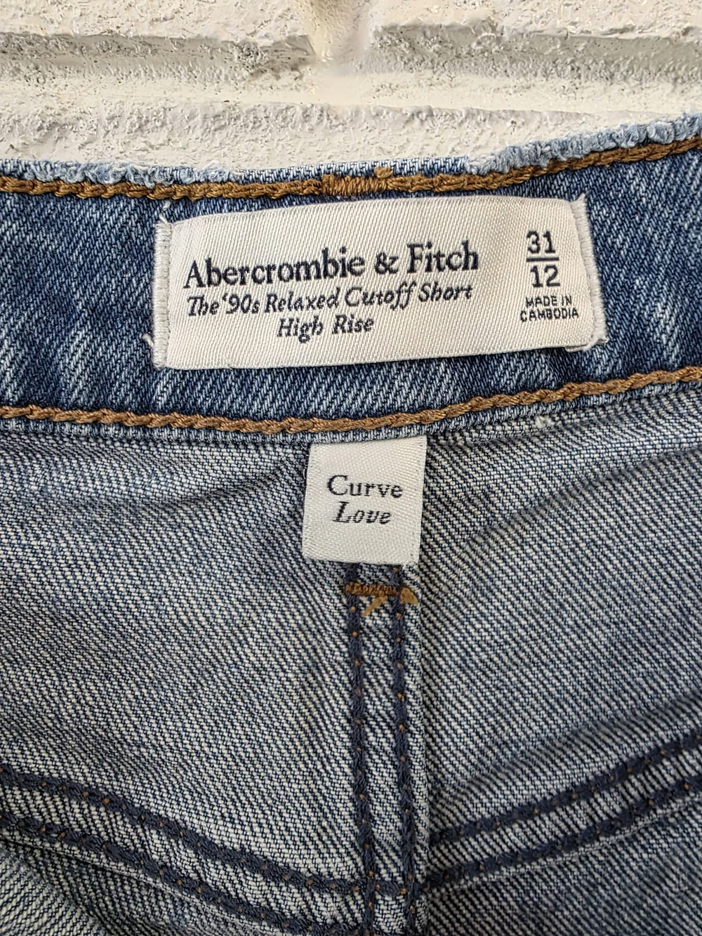 A&F [Curve Love] The '90s Relaxed Cutoff Short - High Rise EUC